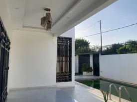 Villa à louer à Ngaparou avec piscine privée, 3 chambres au rez de chaussée,
3 salles d'eau et une chambre à l'étage avec sa salle d'eau , cuisine , salon - séjour
une terrasse, un local gardien,
Le gardien est inclus dans le tarif de la location