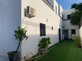 Villa à louer à Ngaparou avec piscine privée, 3 chambres au rez de chaussée,
3 salles d'eau et une chambre à l'étage avec sa salle d'eau , cuisine , salon - séjour
une terrasse, un local gardien,
Le gardien est inclus dans le tarif de la location