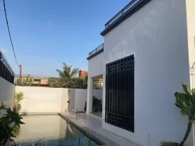Villa à louer à Ngaparou avec piscine privée, 3 chambres au rez de chaussée,
3 salles d'eau et une chambre à l'étage avec sa salle d'eau , cuisine , salon - séjour
une terrasse, un local gardien,
Le gardien est inclus dans le tarif de la location