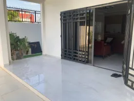 Villa à louer à Ngaparou avec piscine privée, 3 chambres au rez de chaussée,
3 salles d'eau et une chambre à l'étage avec sa salle d'eau , cuisine , salon - séjour
une terrasse, un local gardien,
Le gardien est inclus dans le tarif de la location