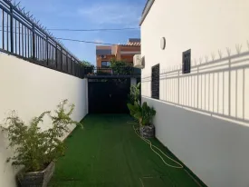 Villa à louer à Ngaparou avec piscine privée, 3 chambres au rez de chaussée,
3 salles d'eau et une chambre à l'étage avec sa salle d'eau , cuisine , salon - séjour
une terrasse, un local gardien,
Le gardien est inclus dans le tarif de la location