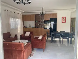 Villa à louer à Ngaparou avec piscine privée, 3 chambres au rez de chaussée,
3 salles d'eau et une chambre à l'étage avec sa salle d'eau , cuisine , salon - séjour
une terrasse, un local gardien,
Le gardien est inclus dans le tarif de la location