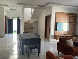 Villa à louer à Ngaparou avec piscine privée, 3 chambres au rez de chaussée,
3 salles d'eau et une chambre à l'étage avec sa salle d'eau , cuisine , salon - séjour
une terrasse, un local gardien,
Le gardien est inclus dans le tarif de la location