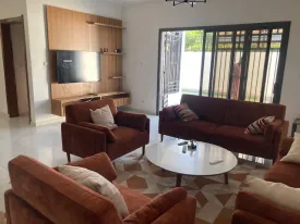 Villa à louer à Ngaparou avec piscine privée, 3 chambres au rez de chaussée,
3 salles d'eau et une chambre à l'étage avec sa salle d'eau , cuisine , salon - séjour
une terrasse, un local gardien,
Le gardien est inclus dans le tarif de la location
