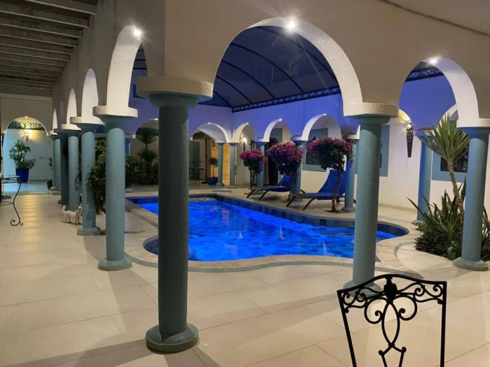 Situé à 300 m de la plage et 500m du Centre Commercial Saly Center
Ce magnifique Riad est composé  de 3 chambres climatisées  dont une avec dressing ,
3 salles de bain et Wc privatifs, toilette visiteur  + 3 cuisines dont une extérieure + 2 salons dont 1 extérieur 
+ 1 salle à manger extérieure., local pour le personnel, petit garage avec débarras attenant, parking voitures