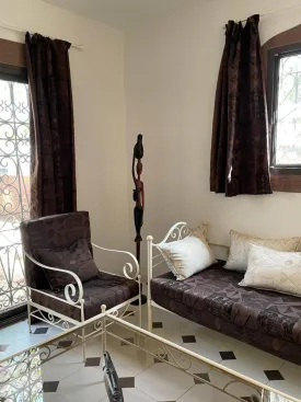 Situé à 300 m de la plage et 500m du Centre Commercial Saly Center
Ce magnifique Riad est composé de 3 chambres climatisées dont une avec dressing ,
3 salles de bain et Wc privatifs, toilette visiteur + 3 cuisines dont une extérieure + 2 salons dont 1 extérieur
+ 1 salle à manger extérieure., local pour le personnel, petit garage avec débarras attenant, parking voitures