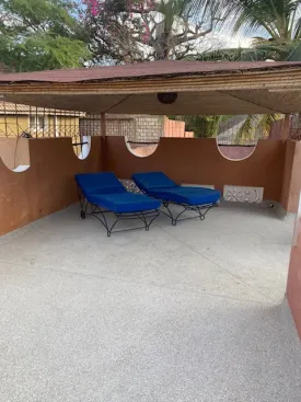 Situé à 300 m de la plage et 500m du Centre Commercial Saly Center
Ce magnifique Riad est composé de 3 chambres climatisées dont une avec dressing ,
3 salles de bain et Wc privatifs, toilette visiteur + 3 cuisines dont une extérieure + 2 salons dont 1 extérieur
+ 1 salle à manger extérieure., local pour le personnel, petit garage avec débarras attenant, parking voitures