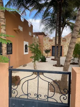 Situé à 300 m de la plage et 500m du Centre Commercial Saly Center
Ce magnifique Riad est composé de 3 chambres climatisées dont une avec dressing ,
3 salles de bain et Wc privatifs, toilette visiteur + 3 cuisines dont une extérieure + 2 salons dont 1 extérieur
+ 1 salle à manger extérieure., local pour le personnel, petit garage avec débarras attenant, parking voitures
