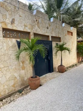 Situé à 300 m de la plage et 500m du Centre Commercial Saly Center
Ce magnifique Riad est composé de 3 chambres climatisées dont une avec dressing ,
3 salles de bain et Wc privatifs, toilette visiteur + 3 cuisines dont une extérieure + 2 salons dont 1 extérieur
+ 1 salle à manger extérieure., local pour le personnel, petit garage avec débarras attenant, parking voitures