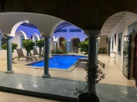 Situé à 300 m de la plage et 500m du Centre Commercial Saly Center
Ce magnifique Riad est composé de 3 chambres climatisées dont une avec dressing ,
3 salles de bain et Wc privatifs, toilette visiteur + 3 cuisines dont une extérieure + 2 salons dont 1 extérieur
+ 1 salle à manger extérieure., local pour le personnel, petit garage avec débarras attenant, parking voitures