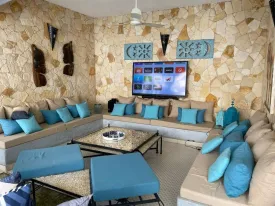 Situé à 300 m de la plage et 500m du Centre Commercial Saly Center
Ce magnifique Riad est composé de 3 chambres climatisées dont une avec dressing ,
3 salles de bain et Wc privatifs, toilette visiteur + 3 cuisines dont une extérieure + 2 salons dont 1 extérieur
+ 1 salle à manger extérieure., local pour le personnel, petit garage avec débarras attenant, parking voitures
