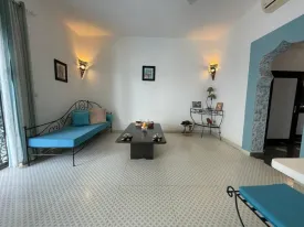 Situé à 300 m de la plage et 500m du Centre Commercial Saly Center
Ce magnifique Riad est composé de 3 chambres climatisées dont une avec dressing ,
3 salles de bain et Wc privatifs, toilette visiteur + 3 cuisines dont une extérieure + 2 salons dont 1 extérieur
+ 1 salle à manger extérieure., local pour le personnel, petit garage avec débarras attenant, parking voitures