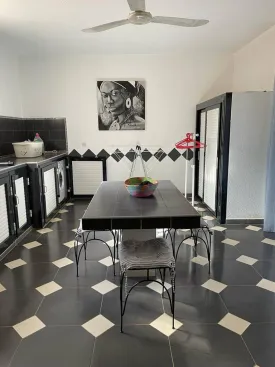 Situé à 300 m de la plage et 500m du Centre Commercial Saly Center
Ce magnifique Riad est composé de 3 chambres climatisées dont une avec dressing ,
3 salles de bain et Wc privatifs, toilette visiteur + 3 cuisines dont une extérieure + 2 salons dont 1 extérieur
+ 1 salle à manger extérieure., local pour le personnel, petit garage avec débarras attenant, parking voitures