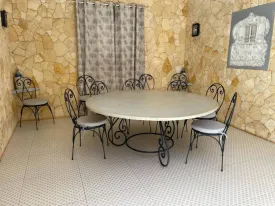 Situé à 300 m de la plage et 500m du Centre Commercial Saly Center
Ce magnifique Riad est composé de 3 chambres climatisées dont une avec dressing ,
3 salles de bain et Wc privatifs, toilette visiteur + 3 cuisines dont une extérieure + 2 salons dont 1 extérieur
+ 1 salle à manger extérieure., local pour le personnel, petit garage avec débarras attenant, parking voitures