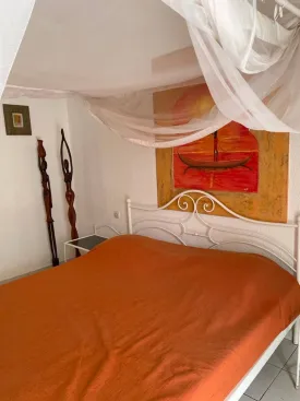 Situé à 300 m de la plage et 500m du Centre Commercial Saly Center
Ce magnifique Riad est composé de 3 chambres climatisées dont une avec dressing ,
3 salles de bain et Wc privatifs, toilette visiteur + 3 cuisines dont une extérieure + 2 salons dont 1 extérieur
+ 1 salle à manger extérieure., local pour le personnel, petit garage avec débarras attenant, parking voitures