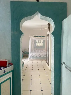 Situé à 300 m de la plage et 500m du Centre Commercial Saly Center
Ce magnifique Riad est composé de 3 chambres climatisées dont une avec dressing ,
3 salles de bain et Wc privatifs, toilette visiteur + 3 cuisines dont une extérieure + 2 salons dont 1 extérieur
+ 1 salle à manger extérieure., local pour le personnel, petit garage avec débarras attenant, parking voitures
