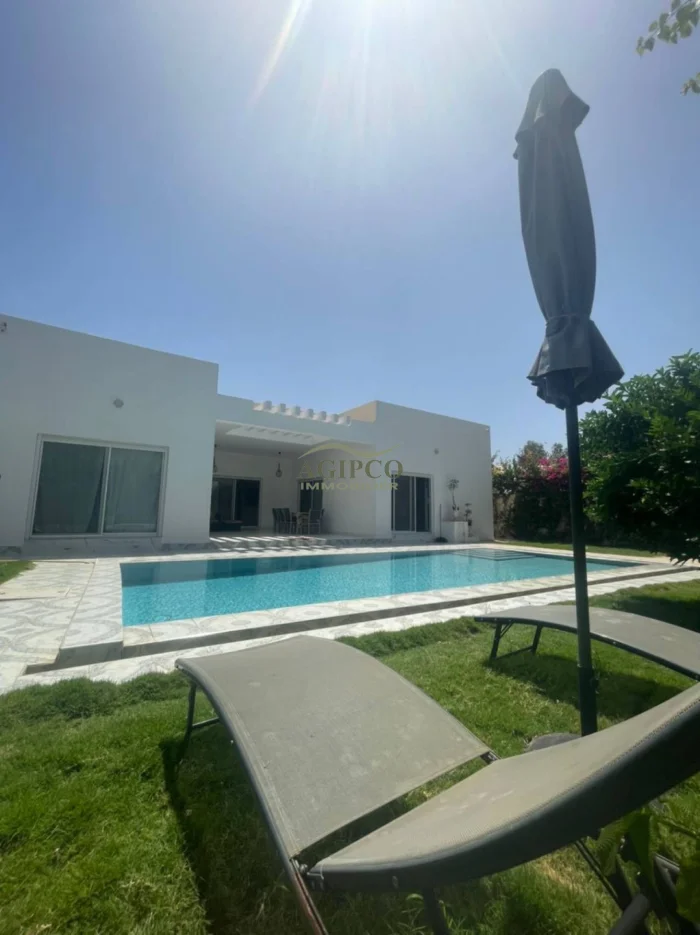 Villa contemporaine,  plein pied , entièrement équipée, 5 chambres climatisées, équipées chacune d’une salle de bain, toilettes, placards, salon climatisé ainsi que la cuisine
terrasse aménagée, cuisine d'été , piscine privée, panneau solaire pour la piscine, réserve d'eau 
gardien à disposition 24h sur 24 , wifi
Femme de ménage inclus dans le prix de la prestation 
Capacité d'accueil : 8 personnes max