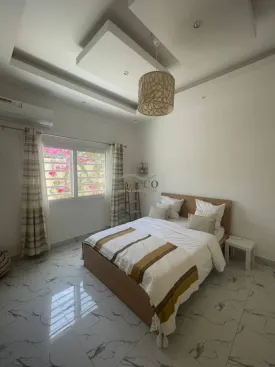 Villa contemporaine, plein pied , entièrement équipée, 5 chambres climatisées, équipées chacune d’une salle de bain, toilettes, placards, salon climatisé ainsi que la cuisine
terrasse aménagée, cuisine d'été , piscine privée, panneau solaire pour la piscine, réserve d'eau
gardien à disposition 24h sur 24 , wifi
Femme de ménage inclus dans le prix de la prestation
Capacité d'accueil : 8 personnes max