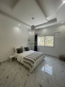 Villa contemporaine, plein pied , entièrement équipée, 5 chambres climatisées, équipées chacune d’une salle de bain, toilettes, placards, salon climatisé ainsi que la cuisine
terrasse aménagée, cuisine d'été , piscine privée, panneau solaire pour la piscine, réserve d'eau
gardien à disposition 24h sur 24 , wifi
Femme de ménage inclus dans le prix de la prestation
Capacité d'accueil : 8 personnes max