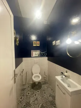 Villa contemporaine, plein pied , entièrement équipée, 5 chambres climatisées, équipées chacune d’une salle de bain, toilettes, placards, salon climatisé ainsi que la cuisine
terrasse aménagée, cuisine d'été , piscine privée, panneau solaire pour la piscine, réserve d'eau
gardien à disposition 24h sur 24 , wifi
Femme de ménage inclus dans le prix de la prestation
Capacité d'accueil : 8 personnes max
