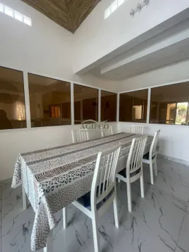 Villa contemporaine, plein pied , entièrement équipée, 5 chambres climatisées, équipées chacune d’une salle de bain, toilettes, placards, salon climatisé ainsi que la cuisine
terrasse aménagée, cuisine d'été , piscine privée, panneau solaire pour la piscine, réserve d'eau
gardien à disposition 24h sur 24 , wifi
Femme de ménage inclus dans le prix de la prestation
Capacité d'accueil : 8 personnes max
