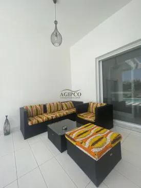 Villa contemporaine, plein pied , entièrement équipée, 5 chambres climatisées, équipées chacune d’une salle de bain, toilettes, placards, salon climatisé ainsi que la cuisine
terrasse aménagée, cuisine d'été , piscine privée, panneau solaire pour la piscine, réserve d'eau
gardien à disposition 24h sur 24 , wifi
Femme de ménage inclus dans le prix de la prestation
Capacité d'accueil : 8 personnes max