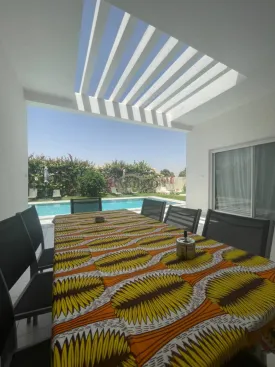 Villa contemporaine, plein pied , entièrement équipée, 5 chambres climatisées, équipées chacune d’une salle de bain, toilettes, placards, salon climatisé ainsi que la cuisine
terrasse aménagée, cuisine d'été , piscine privée, panneau solaire pour la piscine, réserve d'eau
gardien à disposition 24h sur 24 , wifi
Femme de ménage inclus dans le prix de la prestation
Capacité d'accueil : 8 personnes max