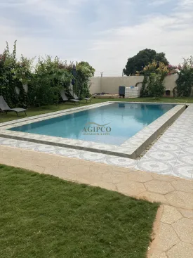 Villa contemporaine, plein pied , entièrement équipée, 5 chambres climatisées, équipées chacune d’une salle de bain, toilettes, placards, salon climatisé ainsi que la cuisine
terrasse aménagée, cuisine d'été , piscine privée, panneau solaire pour la piscine, réserve d'eau
gardien à disposition 24h sur 24 , wifi
Femme de ménage inclus dans le prix de la prestation
Capacité d'accueil : 8 personnes max
