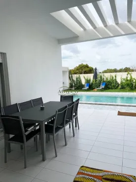 Villa contemporaine, plein pied , entièrement équipée, 5 chambres climatisées, équipées chacune d’une salle de bain, toilettes, placards, salon climatisé ainsi que la cuisine
terrasse aménagée, cuisine d'été , piscine privée, panneau solaire pour la piscine, réserve d'eau
gardien à disposition 24h sur 24 , wifi
Femme de ménage inclus dans le prix de la prestation
Capacité d'accueil : 8 personnes max