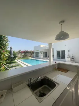 Villa contemporaine, plein pied , entièrement équipée, 5 chambres climatisées, équipées chacune d’une salle de bain, toilettes, placards, salon climatisé ainsi que la cuisine
terrasse aménagée, cuisine d'été , piscine privée, panneau solaire pour la piscine, réserve d'eau
gardien à disposition 24h sur 24 , wifi
Femme de ménage inclus dans le prix de la prestation
Capacité d'accueil : 8 personnes max