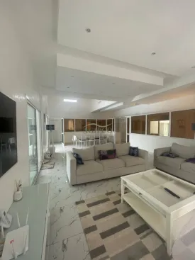 Villa contemporaine, plein pied , entièrement équipée, 5 chambres climatisées, équipées chacune d’une salle de bain, toilettes, placards, salon climatisé ainsi que la cuisine
terrasse aménagée, cuisine d'été , piscine privée, panneau solaire pour la piscine, réserve d'eau
gardien à disposition 24h sur 24 , wifi
Femme de ménage inclus dans le prix de la prestation
Capacité d'accueil : 8 personnes max