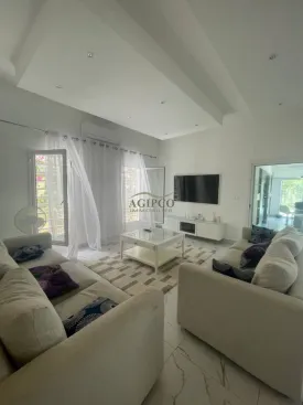 Villa contemporaine, plein pied , entièrement équipée, 5 chambres climatisées, équipées chacune d’une salle de bain, toilettes, placards, salon climatisé ainsi que la cuisine
terrasse aménagée, cuisine d'été , piscine privée, panneau solaire pour la piscine, réserve d'eau
gardien à disposition 24h sur 24 , wifi
Femme de ménage inclus dans le prix de la prestation
Capacité d'accueil : 8 personnes max