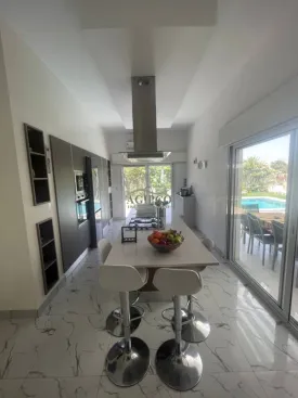 Villa contemporaine, plein pied , entièrement équipée, 5 chambres climatisées, équipées chacune d’une salle de bain, toilettes, placards, salon climatisé ainsi que la cuisine
terrasse aménagée, cuisine d'été , piscine privée, panneau solaire pour la piscine, réserve d'eau
gardien à disposition 24h sur 24 , wifi
Femme de ménage inclus dans le prix de la prestation
Capacité d'accueil : 8 personnes max