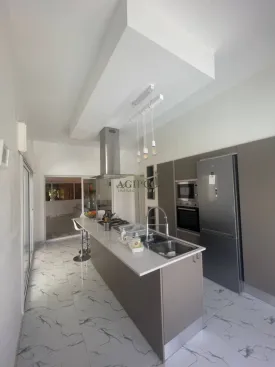 Villa contemporaine, plein pied , entièrement équipée, 5 chambres climatisées, équipées chacune d’une salle de bain, toilettes, placards, salon climatisé ainsi que la cuisine
terrasse aménagée, cuisine d'été , piscine privée, panneau solaire pour la piscine, réserve d'eau
gardien à disposition 24h sur 24 , wifi
Femme de ménage inclus dans le prix de la prestation
Capacité d'accueil : 8 personnes max