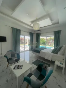 Villa contemporaine, plein pied , entièrement équipée, 5 chambres climatisées, équipées chacune d’une salle de bain, toilettes, placards, salon climatisé ainsi que la cuisine
terrasse aménagée, cuisine d'été , piscine privée, panneau solaire pour la piscine, réserve d'eau
gardien à disposition 24h sur 24 , wifi
Femme de ménage inclus dans le prix de la prestation
Capacité d'accueil : 8 personnes max