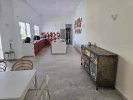 Magnifique villa avec Piscine composée de 4 chambres d'hôtes
Construction 2023 / 2024
Situation : à 400 m du goudron (près de l'école Montessori Les Colibris )
Tranquillité absolue.
Sortie autoroute à 5 km
La mer à 5 km