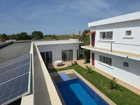 Magnifique villa avec Piscine composée de 4 chambres d'hôtes
Construction 2023 / 2024
Situation : à 400 m du goudron (près de l'école Montessori Les Colibris )
Tranquillité absolue.
Sortie autoroute à 5 km
La mer à 5 km
