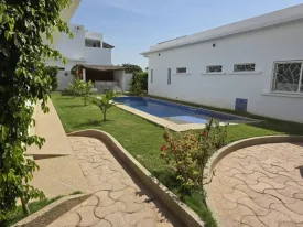 Magnifique villa avec Piscine composée de 4 chambres d'hôtes
Construction 2023 / 2024
Situation : à 400 m du goudron (près de l'école Montessori Les Colibris )
Tranquillité absolue.
Sortie autoroute à 5 km
La mer à 5 km