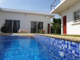 Magnifique villa avec Piscine composée de 4 chambres d'hôtes
Construction 2023 / 2024
Situation : à 400 m du goudron (près de l'école Montessori Les Colibris )
Tranquillité absolue.
Sortie autoroute à 5 km
La mer à 5 km