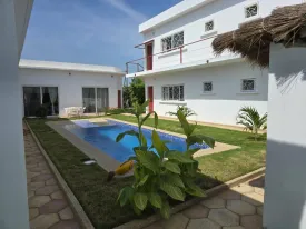 Magnifique villa avec Piscine composée de 4 chambres d'hôtes
Construction 2023 / 2024
Situation : à 400 m du goudron (près de l'école Montessori Les Colibris )
Tranquillité absolue.
Sortie autoroute à 5 km
La mer à 5 km