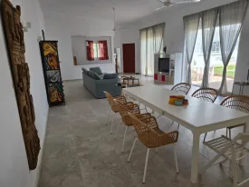 Magnifique villa avec Piscine composée de 4 chambres d'hôtes
Construction 2023 / 2024
Situation : à 400 m du goudron (près de l'école Montessori Les Colibris )
Tranquillité absolue.
Sortie autoroute à 5 km
La mer à 5 km
