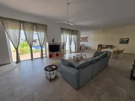 Magnifique villa avec Piscine composée de 4 chambres d'hôtes
Construction 2023 / 2024
Situation : à 400 m du goudron (près de l'école Montessori Les Colibris )
Tranquillité absolue.
Sortie autoroute à 5 km
La mer à 5 km