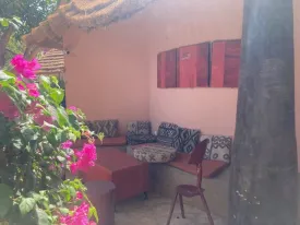 Vous recherchez un havrre de paix confortable et cosy ce studio cocooning est fait pour vous , idéal pour un voyageur solo
une chambre avec salle d'eau moderne, toilette, cuisine , salon, téliviseur, internet , accès à la piscine , le linge de maison est fourni, passsage de la femme de ménage 2 fois/ semaine inclus
Ambiance chaleureuse et apaisante