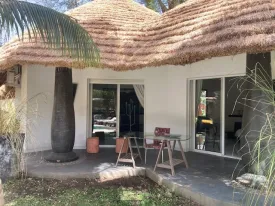 Vous recherchez un havrre de paix confortable et cosy ce studio cocooning est fait pour vous , idéal pour un voyageur solo
une chambre avec salle d'eau moderne, toilette, cuisine , salon, téliviseur, internet , accès à la piscine , le linge de maison est fourni, passsage de la femme de ménage 2 fois/ semaine inclus
Ambiance chaleureuse et apaisante
