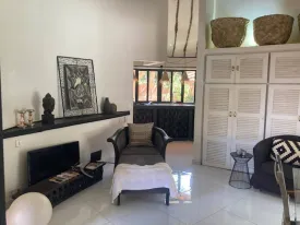 Vous recherchez un havrre de paix confortable et cosy ce studio cocooning est fait pour vous , idéal pour un voyageur solo
une chambre avec salle d'eau moderne, toilette, cuisine , salon, téliviseur, internet , accès à la piscine , le linge de maison est fourni, passsage de la femme de ménage 2 fois/ semaine inclus
Ambiance chaleureuse et apaisante