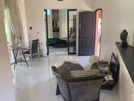 Vous recherchez un havrre de paix confortable et cosy ce studio cocooning est fait pour vous , idéal pour un voyageur solo
une chambre avec salle d'eau moderne, toilette, cuisine , salon, téliviseur, internet , accès à la piscine , le linge de maison est fourni, passsage de la femme de ménage 2 fois/ semaine inclus
Ambiance chaleureuse et apaisante