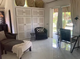 Vous recherchez un havrre de paix confortable et cosy ce studio cocooning est fait pour vous , idéal pour un voyageur solo
une chambre avec salle d'eau moderne, toilette, cuisine , salon, téliviseur, internet , accès à la piscine , le linge de maison est fourni, passsage de la femme de ménage 2 fois/ semaine inclus
Ambiance chaleureuse et apaisante