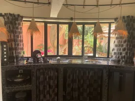 Vous recherchez un havrre de paix confortable et cosy ce studio cocooning est fait pour vous , idéal pour un voyageur solo
une chambre avec salle d'eau moderne, toilette, cuisine , salon, téliviseur, internet , accès à la piscine , le linge de maison est fourni, passsage de la femme de ménage 2 fois/ semaine inclus
Ambiance chaleureuse et apaisante