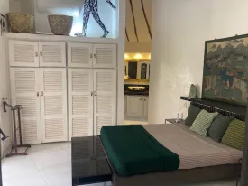 Vous recherchez un havrre de paix confortable et cosy ce studio cocooning est fait pour vous , idéal pour un voyageur solo
une chambre avec salle d'eau moderne, toilette, cuisine , salon, téliviseur, internet , accès à la piscine , le linge de maison est fourni, passsage de la femme de ménage 2 fois/ semaine inclus
Ambiance chaleureuse et apaisante