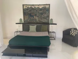 Vous recherchez un havrre de paix confortable et cosy ce studio cocooning est fait pour vous , idéal pour un voyageur solo
une chambre avec salle d'eau moderne, toilette, cuisine , salon, téliviseur, internet , accès à la piscine , le linge de maison est fourni, passsage de la femme de ménage 2 fois/ semaine inclus
Ambiance chaleureuse et apaisante